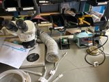 un microscope posé sur une table