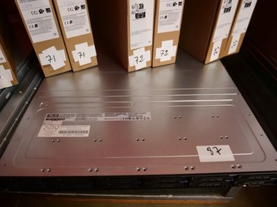 de nombreuses boîtes contenant du matériel électronique posées sur une étagère