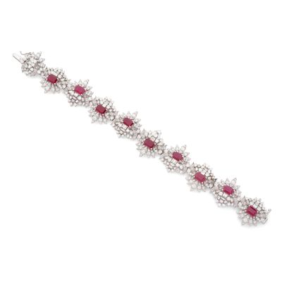 un bracelet en rubis et diamants