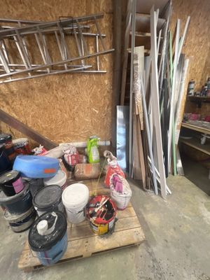 un tas d'objets divers posés sur une palette dans un garage