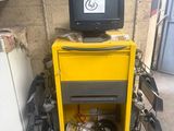 un téléviseur posé sur un chariot jaune