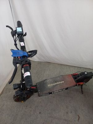 une trottinette électrique posée par terre devant un mur blanc