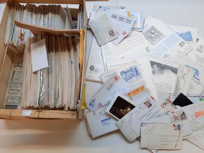 une boîte en bois remplie d'une multitude de lettres et de timbres