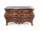 une commode ancienne avec un plateau en marbre sur fond blanc