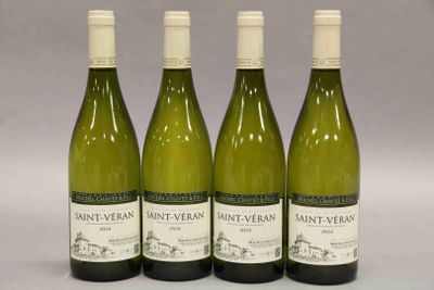 trois bouteilles de vin blanc sont alignées sur une table
