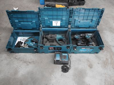une boîte bleue avec des outils à l'intérieur sur le sol