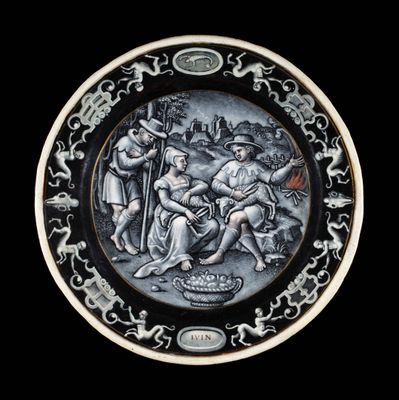 une assiette en noir et blanc sur laquelle figure l'image d'un homme et d'une femme