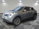 Le SUV Nissan Juke argenté est garé dans une grande pièce