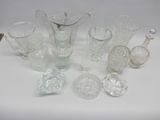 un grand nombre d'objets en verre posés sur une table