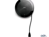 une enceinte noire branchée sur un chargeur USB