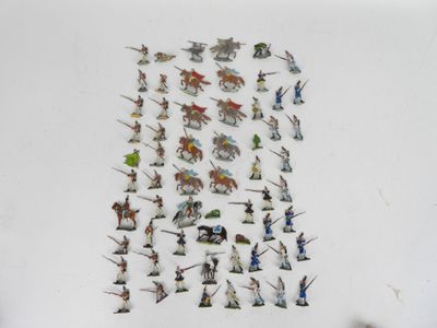 toutes ces figurines miniatures qui sont posées sur la table