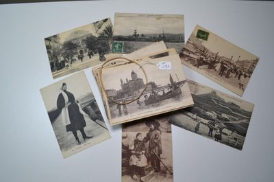 de nombreuses vieilles photos de personnes et d'animaux sur la table