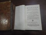 un vieux livre posé sur une table en bois