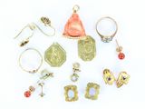 de nombreuses bagues et boucles d'oreilles de styles variés posées sur un fond blanc