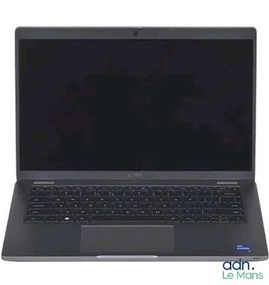 un ordinateur portable ouvert posé sur une surface blanche