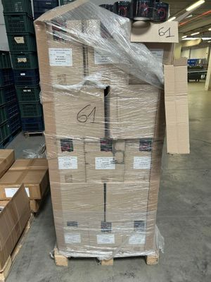 une grande pile de cartons dans un entrepôt rempli de cartons