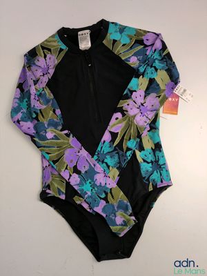 un maillot de bain orné de fleurs violettes et bleues