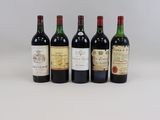 quatre bouteilles de vin sont alignées sur une surface blanche