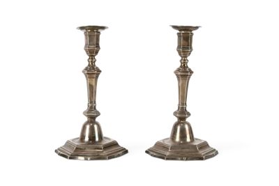 paire de chandeliers en argent sur fond blanc