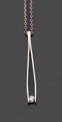 un pendentif en or blanc et diamants sur une chaîne