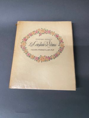 un vieux livre sur lequel figure l'image d'une couronne de fleurs