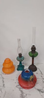 de nombreux bougeoirs en verre de différentes couleurs posés sur une table en marbre