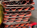 une pile de vieux skateboards empilés les uns sur les autres