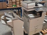 un gros tas de matériel de bureau entassé dans une pièce