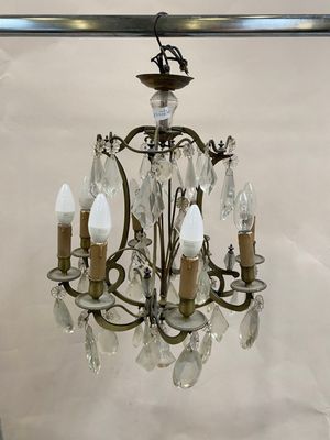 Un LUSTRE cage en bronze et pampilles en verre à huit lumièr…