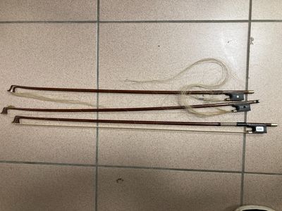 Trois archets de violon. - Photo 1