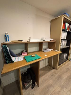 un bureau avec une étagère et une bibliothèque dans un coin
