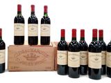 six bouteilles de vin rouge sont alignées devant une caisse en bois