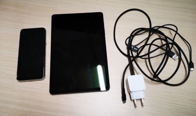 un téléphone portable et un chargeur posés sur une table
