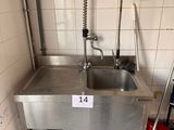un évier en acier inoxydable avec un robinet dans un coin