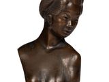 buste en bronze représentant une femme aux cheveux courts sur fond blanc