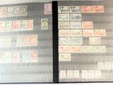 la photo d'un livre portant de nombreux timbres
