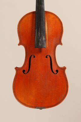 un vieux violon avec un archet accroché à son dos