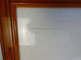une photo d'un tableau accroché au mur d'une salle de bains