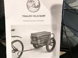 a sign on the front of a bike that says trailer velo surf