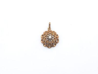 un pendentif en or orné d'un diamant au centre