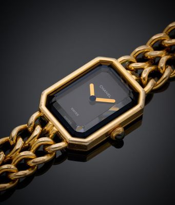 une image montrant un gros plan d'une montre-bracelet attachée à une chaîne
