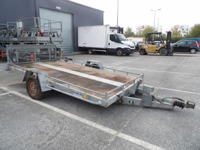 une remorque garée sur un parking