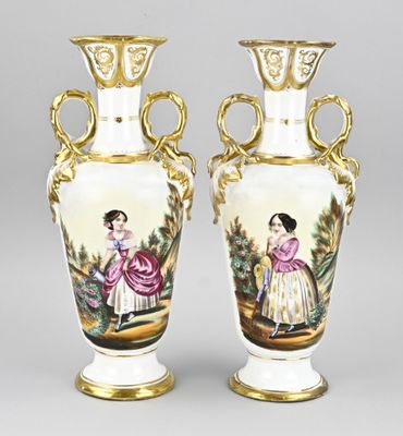 paire de vases anciens en porcelaine ornés de figures féminines et de fleurs