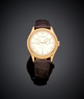 gros plan d'une montre sur une surface noire avec un fond noir
