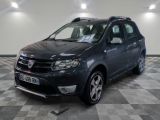 une photo d'une Dacia grise garée dans un showroom