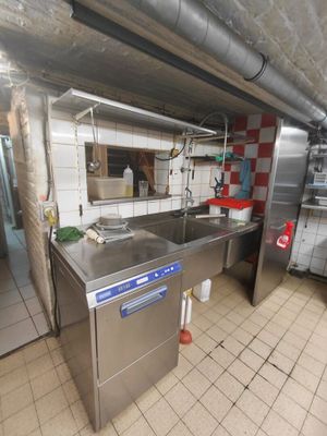 une image d'une cuisine commerciale avec beaucoup d'espace de travail