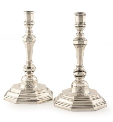 paire de chandeliers en argent sur fond blanc