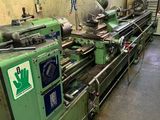 une machine qui se trouve à l'intérieur d'un bâtiment
