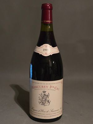 une bouteille de vin posée sur une table