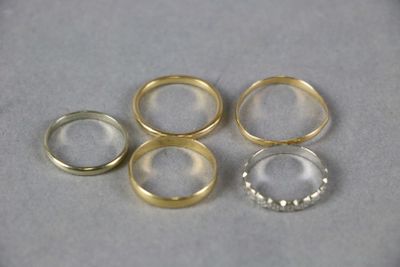 quatre modèles différents d'alliances sur un fond gris